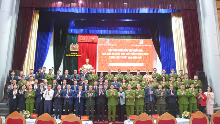 Các đại biểu chụp ảnh lưu niệm.