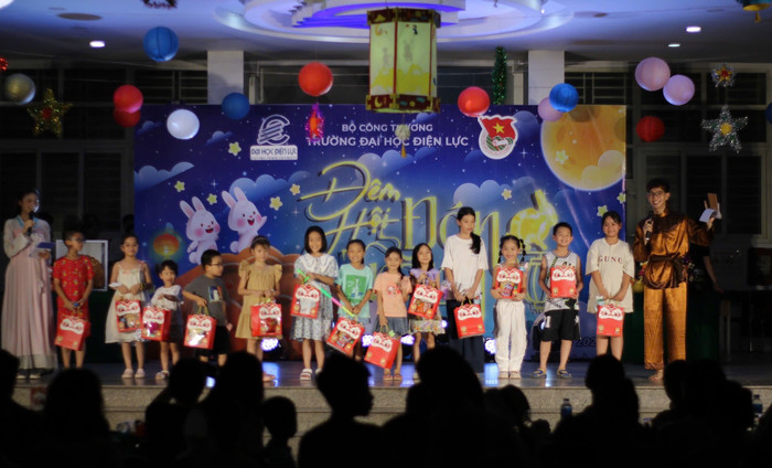 Hoạt động ý nghĩa thể hiện sự quan tâm, chăm lo thiết thực của Nhà trường đối với đời sống tinh thần của đội ngũ cán bộ, viên chức, giảng viên, người lao động. Ảnh: NTCC. 2-4380.jpg