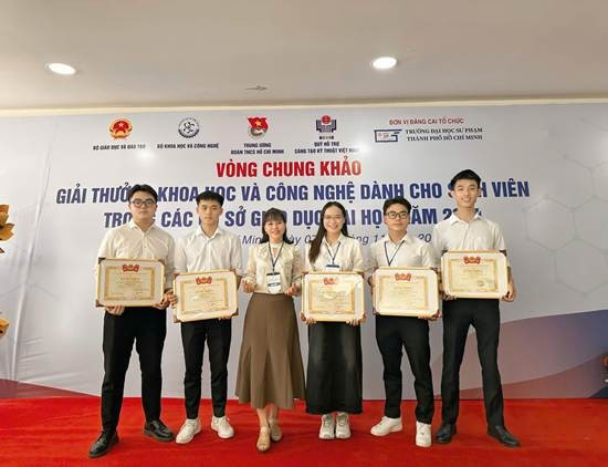 Sinh viên Khoa Vật liệu Xây dựng, Trường Đại học Xây dựng Hà Nội tham gia và đạt giải Nhì cuộc thi Sinh viên nghiên cứu khoa học cấp Bộ. Ảnh: NTCC. unnamed-1.jpg