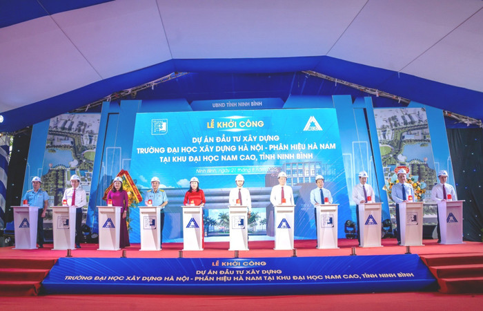 Các đại biểu bấm nút khởi công xây dựng dự án Trường Đại học xây dựng Hà Nội - Phân hiệu Hà Nam tại Khu đại học Nam Cao. Ảnh: HUCE. 536259369-1203965345088830-1861680740954886920-n-6767-3638.jpg