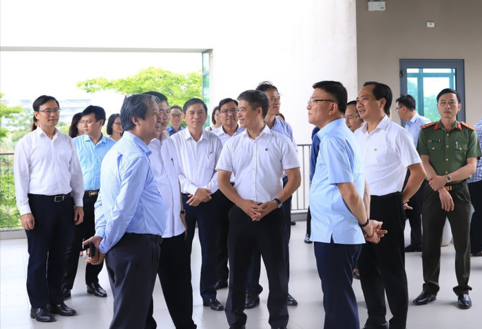 Phó Thủ tướng Lê Thành Long và Đoàn công tác tới thăm và làm việc tại cơ sở 2 của Trường Đại học Xây dựng Hà Nội. Ảnh: Lưu Diễm. 499483630-1129893932495972-119112168551325477-n-2910.jpg