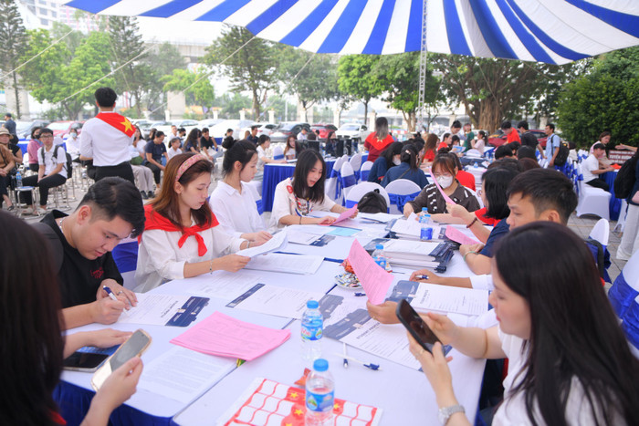 Ngày nhập học tại Trường Quốc tế – Đại học Quốc gia Hà Nội thu hút đông đảo sự quan tâm và hứng khởi của các tân sinh viên và phụ huynh. Ảnh: website nhà trường. Ngày nhập học tại Trường Quốc tế – Đại học Quốc gia Hà Nội thu hút đông đảo sự quan tâm và hứng khởi của các tân sinh viên và phụ huynh. Ảnh: website nhà trường.