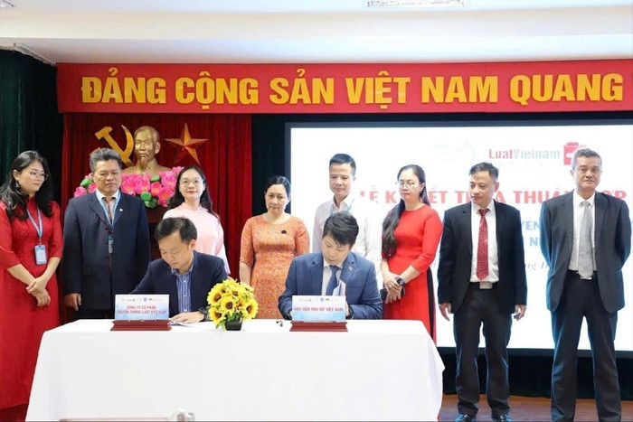 Ký kết thỏa thuận hợp tác MOU giữa Học viện Phụ nữ Việt Nam với doanh nghiệp. Ảnh: NTCC. 2-8370-6993.jpg