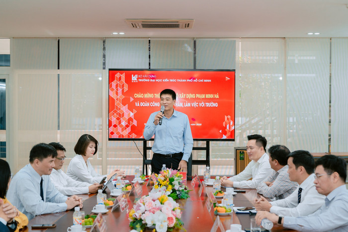 Thứ trưởng Bộ Xây dựng Phạm Minh Hà chỉ đạo những nội dung cần được cụ thể hóa thông qua hội nghị ký kết hợp tác. Ảnh: NTCC.