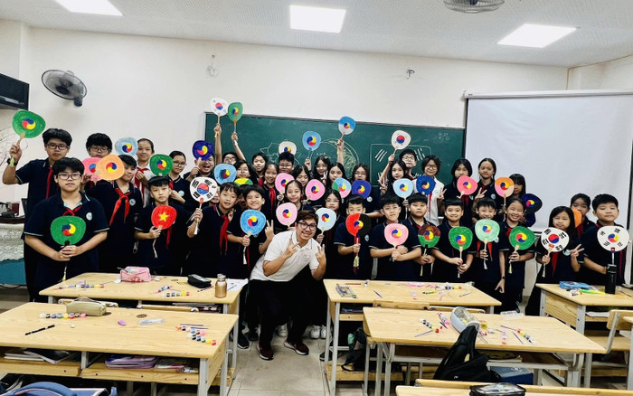 Thầy Đào Mạnh Cường nhấn mạnh tầm quan trọng của việc lan tỏa văn hóa Hàn Quốc để khơi gợi niềm yêu thích tiếng Hàn trong các em học sinh. Ảnh: NVCC. Thầy Đào Mạnh Cường nhấn mạnh tầm quan trọng của việc lan tỏa văn hóa Hàn Quốc để khơi gợi niềm yêu thích tiếng Hàn trong các em học sinh. Ảnh: NVCC.
