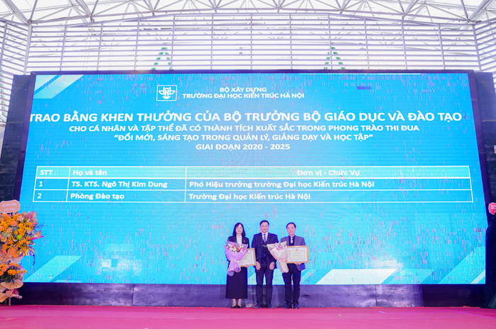 Trao Bằng khen thưởng của Bộ trưởng Bộ Giáo dục và Đào tạo cho cá nhân Tiến sĩ, Kiến trúc sư Ngô Thị Kim Dung - Phó Hiệu trưởng và tập thể Phòng Đào tạo đã có thành tích xuất sắc trong phong trào thi đua “Đổi mới, sáng tạo trong quản lý, giảng dạy và học tập&quot; giai đoạn 2020-2025. Ảnh: NTCC.