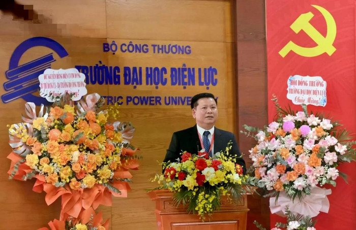 Phó giáo sư, Tiến sĩ Đinh Văn Châu - Phó Bí thư Đảng ủy, Hiệu trưởng nhà trường phát biểu tại Đại hội. Ảnh: EPU. Phó giáo sư, Tiến sĩ Đinh Văn Châu - Phó Bí thư Đảng ủy, Hiệu trưởng nhà trường phát biểu tại Đại hội. Ảnh: EPU.