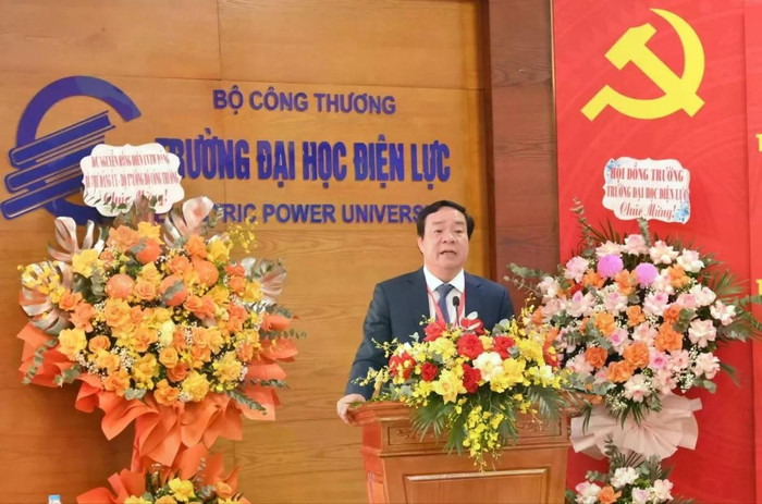Nhà giáo ưu tú, Phó Giáo sư, Tiến sĩ Vũ Đình Ngọ – Bí thư Đảng ủy, Chủ tịch Hội đồng Trường Đại học Điện lực phát biểu tại Đại hội. Ảnh: EPU. Nhà giáo ưu tú, Phó Giáo sư, Tiến sĩ Vũ Đình Ngọ – Bí thư Đảng ủy, Chủ tịch Hội đồng Trường Đại học Điện lực phát biểu tại Đại hội. Ảnh: EPU.