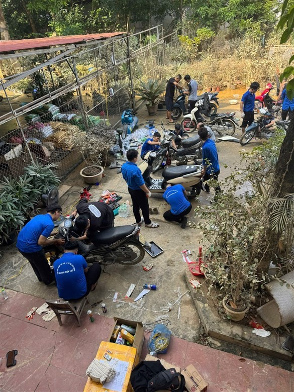 Thanh niên tình nguyện EPU sửa chữa 352 xe gắn máy bị hư hỏng do ngập nước. sx.jpg