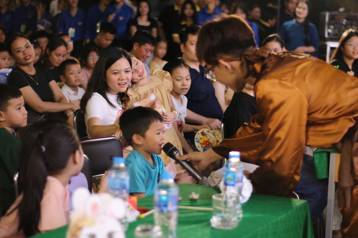 Chương trình đem đến nhiều trò chơi dân gian hấp dẫn và hoạt động trải nghiệm thú vị cho các em nhỏ. Ảnh: NTCC. img-9737.jpg