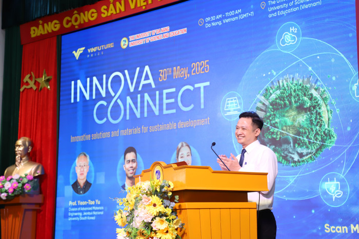 Phó Giáo sư, Tiến sĩ Nguyễn Văn Hiếu - Phó Hiệu trưởng Trường Đại học Sư phạm, Đại học Đà Nẵng phát biểu khai mạc hội thảo. img-3285.jpg