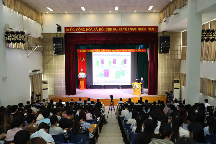 Hội thảo diễn ra trực tiếp tại Hội trường Hữu Nghị, Trường Đại học Sư phạm, Đại học Đà Nẵng và trực tuyến qua nền tảng Zoom. img-3358.jpg