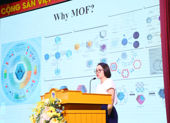 Phó Giáo sư, Tiến sĩ Võ Thắng Nguyên (giảng viên Khoa Lý – Hoá, Trường Đại học Sư phạm, Đại học Đà Nẵng) với bài chia sẻ kết quả nghiên cứu liên quan đến vật liệu MOF dùng cho quang xúc tác và điện xúc tác. img-3448-8677.jpg