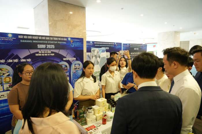 SURF 2025 được tổ chức bởi Sở Khoa học và Công nghệ thành phố Đà Nẵng, với sự tham gia của hơn 30 đơn vị đồng hành, hàng chục quỹ đầu tư quốc tế, gần 200 gian hàng triển lãm và hàng trăm startup tiềm năng. Ảnh: NTCC. SURF 2025 được tổ chức bởi Sở Khoa học và Công nghệ thành phố Đà Nẵng, với sự tham gia của hơn 30 đơn vị đồng hành, hàng chục quỹ đầu tư quốc tế, gần 200 gian hàng triển lãm và hàng trăm startup tiềm năng. Ảnh: NTCC.
