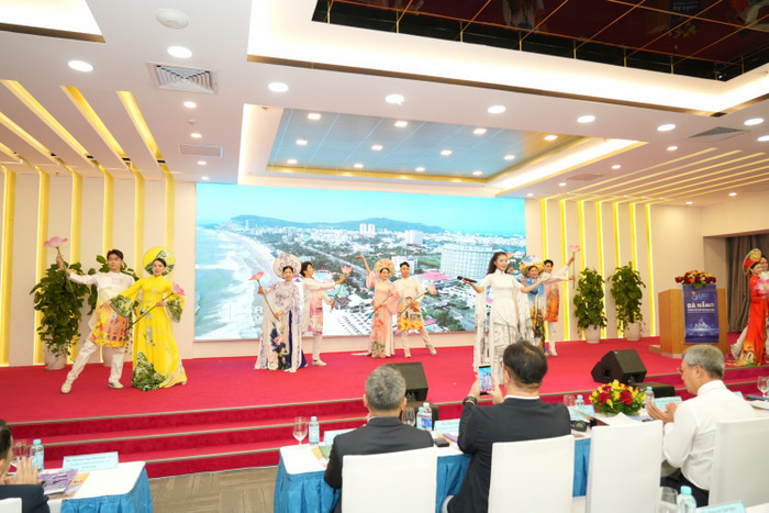 Chương trình văn nghệ khai mạc với những tiết mục đậm chất học thuật, trẻ trung mang lại không khí tươi mới, thể hiện bản sắc văn hóa giáo dục của Trường Đại học Sư phạm – Đại học Đà Nẵng. Ảnh: NTCC. Chương trình văn nghệ khai mạc với những tiết mục đậm chất học thuật, trẻ trung mang lại không khí tươi mới, thể hiện bản sắc văn hóa giáo dục của Trường Đại học Sư phạm – Đại học Đà Nẵng. Ảnh: NTCC.