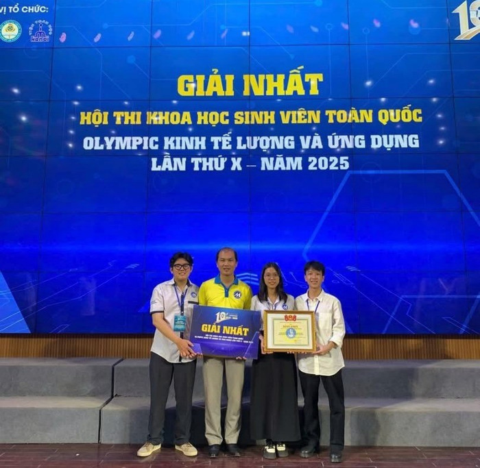 Sinh viên UFM giành được nhiều giải lớn và thành tích ấn tượng tại Cuộc thi Khoa học Sinh viên toàn quốc "Olympic Kinh tế lượng và Ứng dụng" lần thứ X. Ảnh: NTCC. giainhat-olympic-ktl-8544.jpg