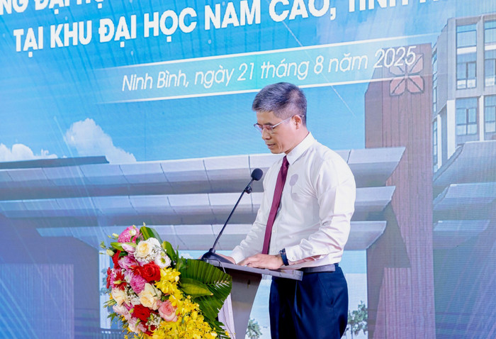 Phó Giáo sư, Tiến sĩ Hoàng Tùng - Hiệu trưởng Trường Đại học Xây dựng Hà Nội phát biểu tại buổi lễ. Ảnh: HUCE. 535560294-1203965281755503-6136644189258072477-n-5008.jpg