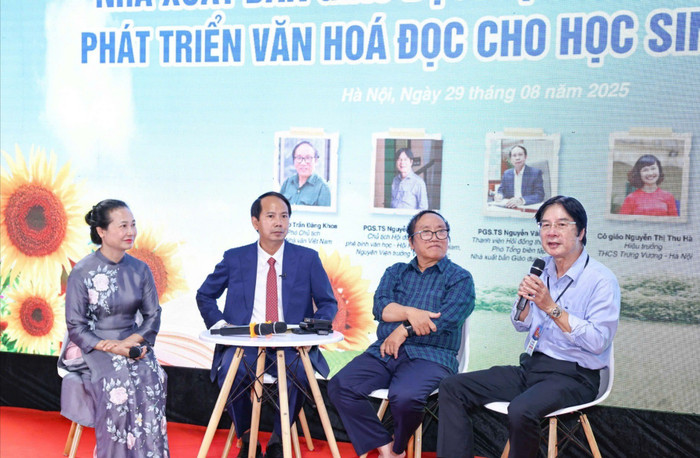 Các chuyên gia thảo luận về những thách thức trong việc thu hút học sinh đọc sách trong kỷ nguyên số và đưa ra những đề xuất, giải pháp. Ảnh: NXBGDVN. 539550637-1189793859851901-3364469804142477377-n-71.jpg