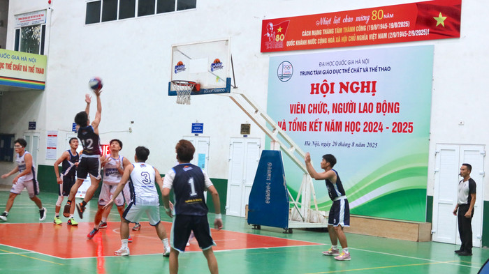 Các đội thể hiện những pha ném bóng vào rổ chuẩn xác. Các đội thể hiện những pha ném bóng vào rổ chuẩn xác.