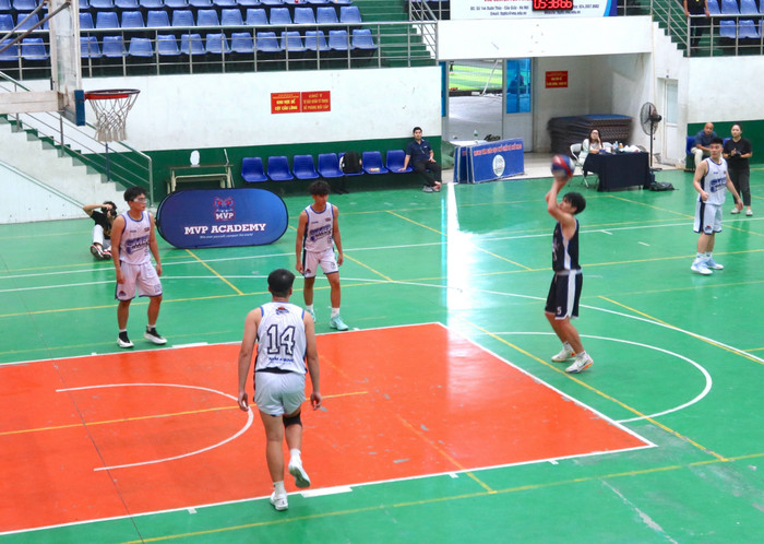 Trận bán kết nội dung U23 nam giữa Viện Đào tạo Quốc tế - Đại học Kinh tế Quốc dân (đội ISME) và Đại học Bách khoa Hà Nội (đội HUST). img-4915-2093.jpg