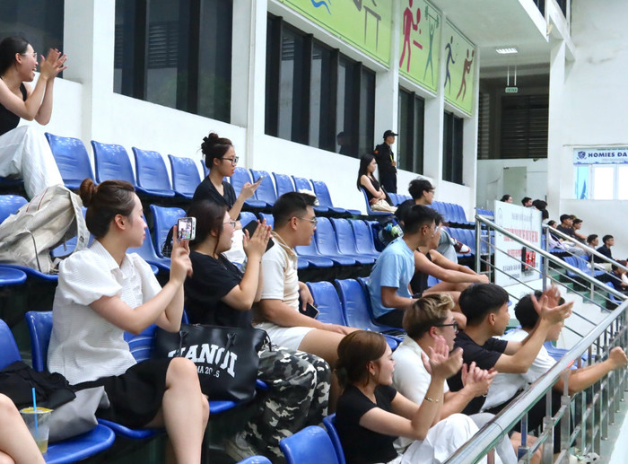 Các cổ động viên cổ vũ trận đấu vòng bán kết U23 nam GMB League 2025. img-4884-5798.jpg