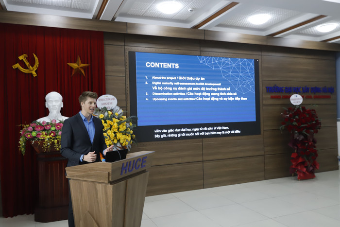 Phó Giáo sư, Tiến sĩ Mike Perkins – Giám đốc Trung tâm Nghiên cứu và Đổi mới, Trường Đại học Anh Quốc Việt Nam (BUV) trình bày tham luận “Các sáng kiến chuyển đổi số dành cho các trường đại học, cao đẳng Việt Nam từ Dự án SOARing ĐX-VN”. 5.jpg