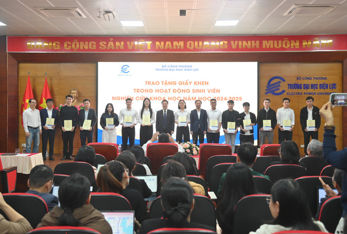 Nhà trường trao tặng giấy khen cho những cá nhân đạt thành tích xuất sắc trong hoạt động sinh viên nghiên cứu khoa học.