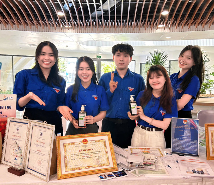 Sinh viên Khoa Lý - Hoá, Trường Đại học Sư phạm, Đại học Đà Nẵng với hoạt động sáng tạo, khởi nghiệp. Ảnh: NVCC. Sinh viên Khoa Lý - Hoá, Trường Đại học Sư phạm, Đại học Đà Nẵng với hoạt động sáng tạo, khởi nghiệp. Ảnh: NVCC.