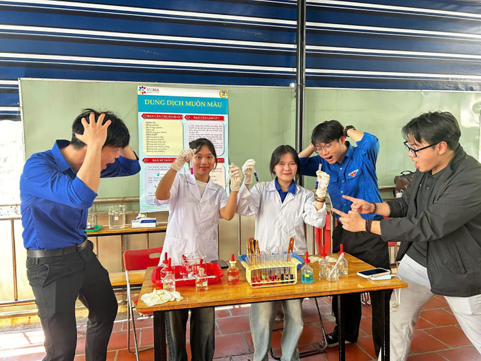 Sinh viên ngành Hoá học Trường Đại học Sư phạm, Đại học Đà Nẵng tham gia chương trình Open day 2025. Ảnh: NTCC. Sinh viên ngành Hoá học Trường Đại học Sư phạm, Đại học Đà Nẵng tham gia chương trình Open day 2025. Ảnh: NTCC.