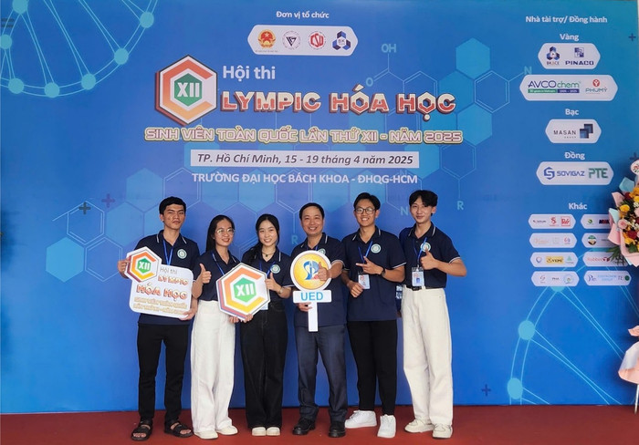 Sinh viên Trường Đại học Sư phạm, Đại học Đà Nẵng với hội thi Olympic Hoá học. Ảnh: NTCC. ad-4nxcwt3rfsbefm-hbddceqokpwfcl7dvosyrtxfn8blgh6w3z1db27xn-sgzudyj-onff729pqmt7lnop-wv3lzisc3jtohxnlh02s0omcc7gcuto4jidmxzd-bwf-vkysyws5-4sba-2625.jpg