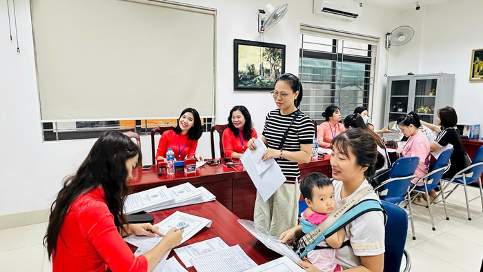 Đội ngũ cán bộ, giáo viên Trường Tiểu học Thành Công B (Hà Nội) trực, hỗ trợ phụ huynh học sinh đăng ký tuyển sinh trực tuyến. Ảnh: NTCC.