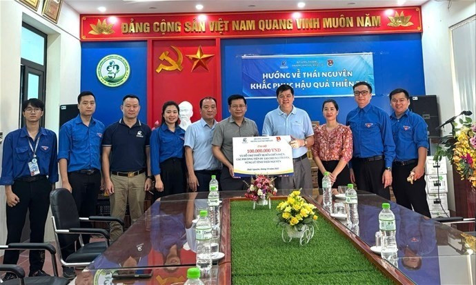 Phó Giáo sư, Tiến sĩ Đinh Văn Châu – Hiệu trưởng Trường Đại học Điện lực đến thăm hỏi và trao tặng 100 triệu đồng thông qua Ủy ban Mặt trận Tổ quốc Việt Nam tỉnh Thái Nguyên. Ảnh: EPU. e100-5506.jpg