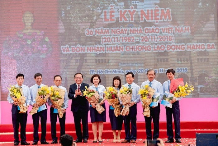Phó Giáo sư, Tiến sĩ Lê Khánh Tuấn (đứng thứ ba từ bên phải sang) - Giảng viên cao cấp tại Trường Đại học Sài Gòn. Ảnh: website nhà trường. tqt5065-1024x718-2200.jpg