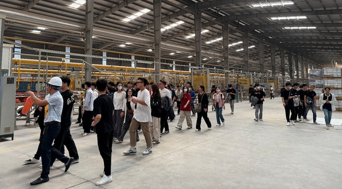 Sinh viên năm thứ nhất tham gia hoạt động tham quan tại nhà máy của Tập đoàn Mikado. Ảnh: NTCC. picture2.jpg