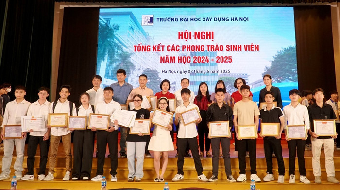 Thành tích xuất sắc trong nghiên cứu khoa học và sáng tạo khởi nghiệp của sinh viên Khoa Vật liệu xây dựng, Trường Đại học Xây dựng Hà Nội. Ảnh: NTCC. picture3.jpg