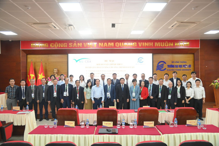 Các đại biểu chụp ảnh lưu niệm tại chương trình Bế mạc khảo sát chính thức đánh giá chất lượng 7 chương trình đào tạo. Ảnh: EPU. unnamed-5.jpg