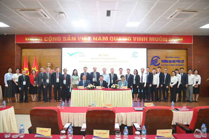 Phó Giáo sư, Tiến sĩ Đinh Văn Châu; Phó Giáo sư, Tiến sĩ Tạ Thị Thu Hiền; Giáo sư, Tiến sĩ Nguyễn Hữu Đức cùng ký kết biên bản hoàn thành đợt khảo sát chính thức. Ảnh: EPU. unnamed-2.jpg