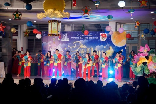 Chương trình nghệ thuật năm nay được đầu tư, dàn dựng công phu, quy tụ nhiều tiết mục đặc sắc do chính cán bộ, sinh viên và con em trong trường biểu diễn. Ảnh: NTCC. picture3.jpg
