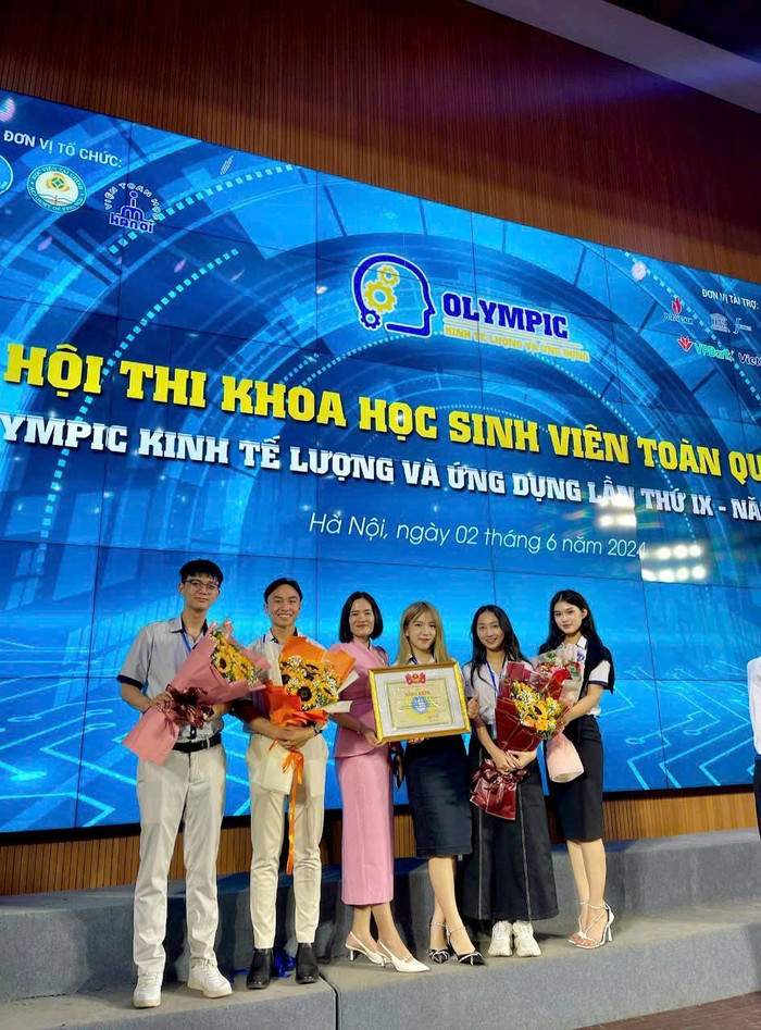 Tiến sĩ Trần Thị Kim Oanh (đứng thứ ba từ bên trái sang) đã đồng hành cùng nhiều nhóm sinh viên đoạt giải thưởng Nghiên cứu khoa học cấp Bộ và toàn quốc. Ảnh: NTCC. abfeaf365efad3a48aeb.jpg