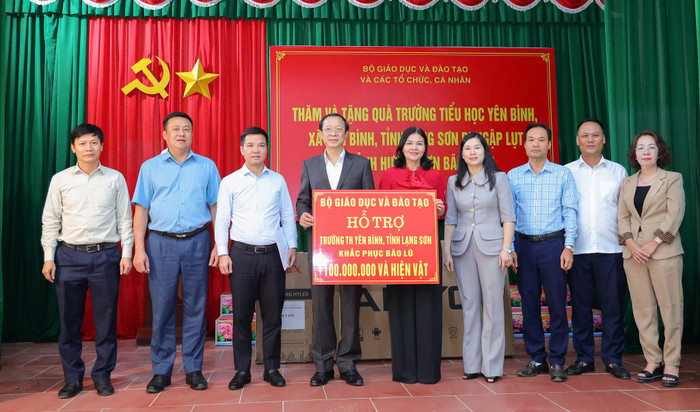 Đoàn công tác Bộ Giáo dục và Đào tạo thăm, trao hỗ trợ tại Trường Tiểu học Yên Bình. a0f20f97ca74472a1e65.jpg