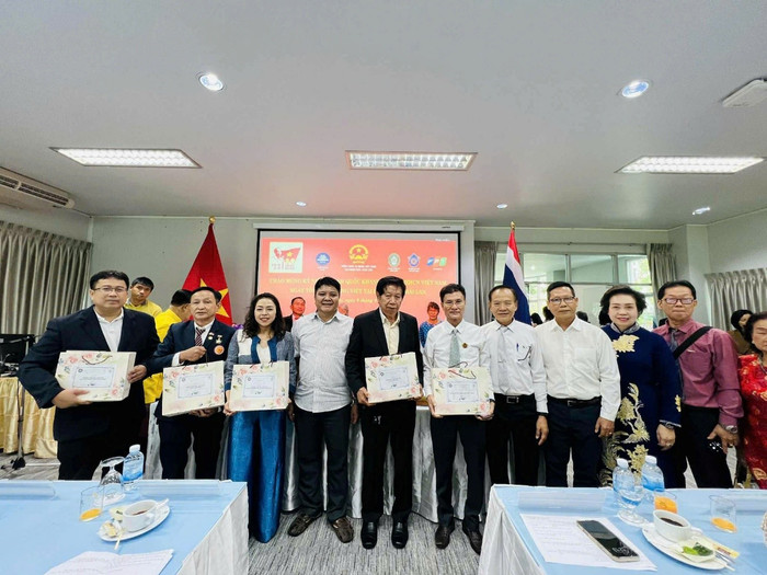 Phó Giáo sư, Tiến sĩ Dương Tuấn Anh - Phó Trưởng khoa, Khoa Ngữ văn, Trường Đại học Sư phạm Hà Nội; giảng viên khóa tập huấn tại Thái Lan trao tặng sách tới các đơn vị thuộc các trường đại học và các kiều bào tại Thái Lan. Ảnh: NTCC. Phó Giáo sư, Tiến sĩ Dương Tuấn Anh - Phó Trưởng khoa, Khoa Ngữ văn, Trường Đại học Sư phạm Hà Nội; giảng viên khóa tập huấn tại Thái Lan trao tặng sách tới các đơn vị thuộc các trường đại học và các kiều bào tại Thái Lan. Ảnh: NTCC.
