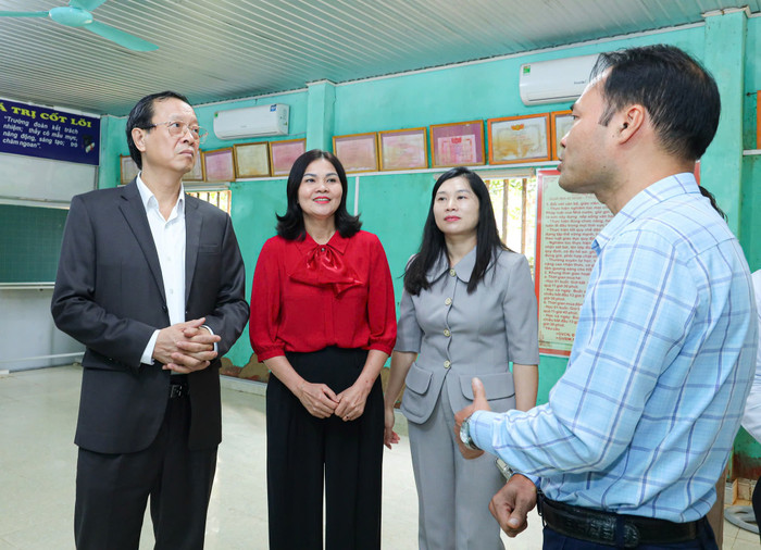 Đoàn công tác Bộ Giáo dục và Đào tạo kiểm tra những phần bị thiệt hại tại Trường Tiểu học Yên Bình, xã Yên Bình, tỉnh Lạng Sơn. f59d537396901bce4281.jpg