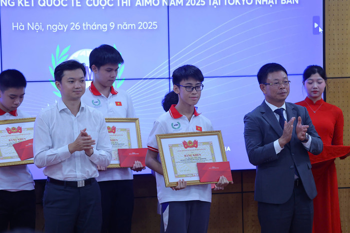 Bí thư Ban Chấp hành Trung ương Đoàn Thanh niên Cộng sản Hồ Chí Minh Nguyễn Minh Triết và Nhà báo Phùng Công Sưởng - Tổng Biên tập Báo Tiền Phong tặng bằng khen cho các thí sinh đạt giải vòng chung kết quốc tế AIMO 2025. e48cc918-8542-4e81-979c-e5c497fda561.jpg