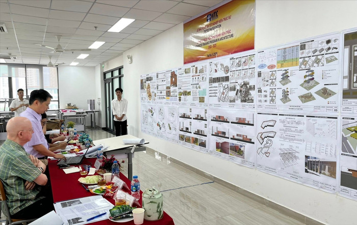 Sinh viên chương trình tiên tiến ngành Kiến trúc khóa 2020-2025 bảo vệ đồ án tốt nghiệp dưới sự đánh giá của các hội đồng gồm các giảng viên và kiến trúc sư đầy kinh nghiệm và tâm huyết. Ảnh: NTCC. Sinh viên chương trình tiên tiến ngành Kiến trúc khóa 2020-2025 bảo vệ đồ án tốt nghiệp dưới sự đánh giá của các hội đồng gồm các giảng viên và kiến trúc sư đầy kinh nghiệm và tâm huyết. Ảnh: NTCC.