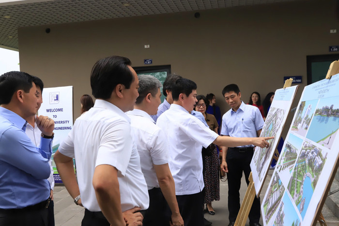 Lãnh đạo tỉnh Hà Nam và lãnh đạo Trường Đại học Xây dựng Hà Nội cùng lãnh đạo của nhiều cơ sở giáo dục đại học, cao đẳng, bệnh viện khảo sát thực tế Khu đại học Nam Cao. Ảnh: HUCE. 0586d94d-c856-41c2-a332-0e67966efd7a.jpg