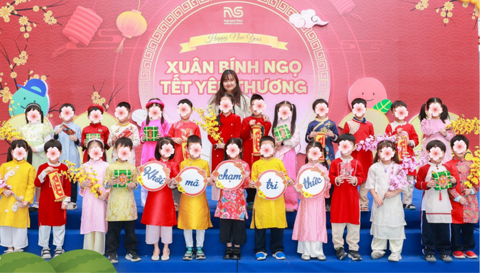 Cô Trần Thanh Bình - giáo viên Trường Tiểu học Nguyễn Siêu (phường Yên Hòa, Hà Nội) cùng các em học sinh. Ảnh: NVCC.