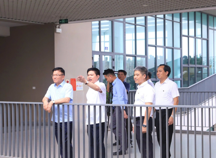 Phó Thủ tướng Lê Thành Long, Bí thư Tỉnh uỷ Hà Nam Trương Quốc Huy cùng lãnh đạo Trường Đại học Xây dựng Hà Nội khảo sát thực tế dự án. Ảnh: HUCE. b804dc6e-7c0c-49f0-8896-deca4b4d8e7a-5780.jpg