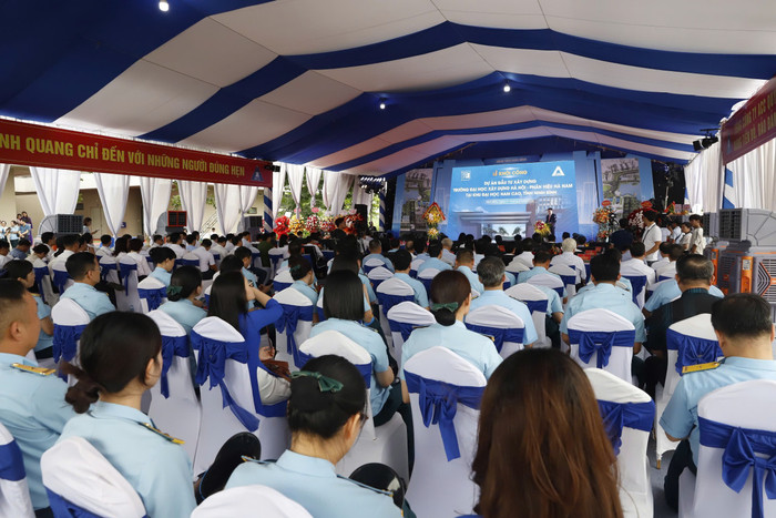 Toàn cảnh buổi lễ. Ảnh: Lưu Diễm. b16f2a6153e7dbb982f69.jpg