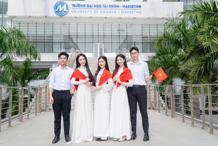 Tập thể sinh viên UFM cùng nhau viết tiếp truyền thống 49 năm xây dựng và phát triển của trường. Ảnh: NTCC. 18d15328fc4b77152e5a.jpg