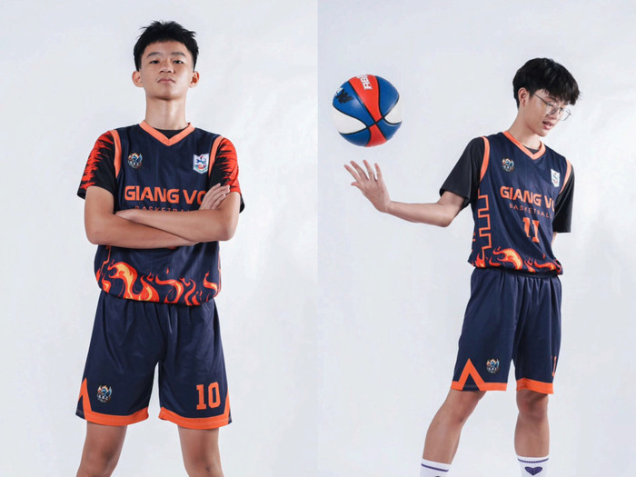 Cầu thủ U15 nam Đỗ Lê Khoa (bên trái) và Ngô Hà Trí (bên phải) của đội bóng rổ Trường Trung học cơ sở Giảng Võ. Cầu thủ U15 nam Đỗ Lê Khoa (bên trái) và Ngô Hà Trí (bên phải) của đội bóng rổ Trường Trung học cơ sở Giảng Võ.